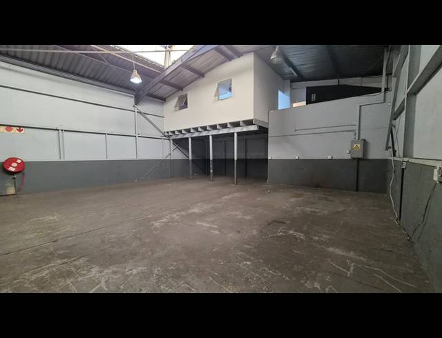 264M² WAREHOUSE TO LET IN JET PARK